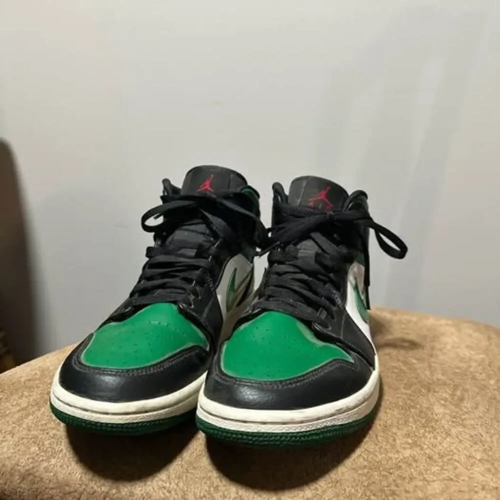 Nike Air Jordan 1 Mid “Pine Green”